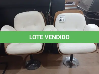 LOTE 495 - 02 POLTRONAS FIXAS COM PÉS CROMADOS COM ACENTO E ENCOSTO ALMOFADADO NA COR BRANCO. (NO ESTADO) ATENÇÃO! FAZER A VISITAÇÃO ANTES DE ARREMATAR, NÃO SABEMOS SE FUNCIONA, LEILÃO NÃO TEM GARANTIA E NEM DEVOLUÇÃO, SUJEITO A POSSÍVEIS AVARIAS VISÍVEIS/OCULTAS E/OU AUSÊNCIA DE COMPONENTES.