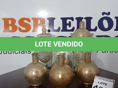 LOTE 432 - 07 JARROS DECORATIVOS DE VIDRO. (NO ESTADO) ATENÇÃO! FAZER A VISITAÇÃO ANTES DE ARREMATAR, NÃO SABEMOS SE FUNCIONA, LEILÃO NÃO TEM GARANTIA E NEM DEVOLUÇÃO, SUJEITO A POSSÍVEIS AVARIAS VISÍVEIS/OCULTAS E/OU AUSÊNCIA DE COMPONENTES.