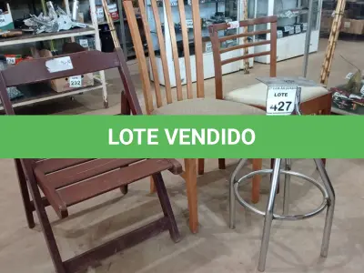 LOTE 427 - 03 CADEIRAS EM MADEIRA MODELOS DIVERSOS E 01 BASE DE BANQUETA. (NO ESTADO) ATENÇÃO! FAZER A VISITAÇÃO ANTES DE ARREMATAR, NÃO SABEMOS SE FUNCIONA, LEILÃO NÃO TEM GARANTIA E NEM DEVOLUÇÃO, SUJEITO A POSSÍVEIS AVARIAS VISÍVEIS/OCULTAS E/OU AUSÊNCIA DE COMPONENTES.