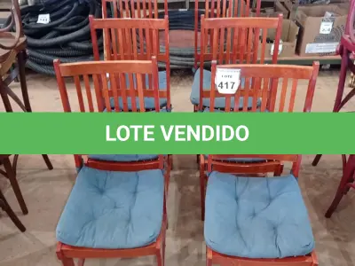LOTE 417 - 06 CADEIRAS EM MADEIRA MACIÇA COM ACENTO ALMOFADADA. (NO ESTADO) ATENÇÃO! FAZER A VISITAÇÃO ANTES DE ARREMATAR, NÃO SABEMOS SE FUNCIONA, LEILÃO NÃO TEM GARANTIA E NEM DEVOLUÇÃO, SUJEITO A POSSÍVEIS AVARIAS VISÍVEIS/OCULTAS E/OU AUSÊNCIA DE COMPONENTES.