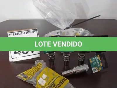 LOTE 437 - 05 SOQUETES ESTRIADOS DE MEDIDAS VARIADAS, 06 ESTICADORES DE CERCA E 01 ROSQUEADOR DE CANO. (NO ESTADO) ATENÇÃO! FAZER A VISITAÇÃO ANTES DE ARREMATAR, NÃO SABEMOS SE FUNCIONA, LEILÃO NÃO TEM GARANTIA E NEM DEVOLUÇÃO, SUJEITO A POSSÍVEIS AVARIAS VISÍVEIS/OCULTAS E/OU AUSÊNCIA DE COMPONENTES.
