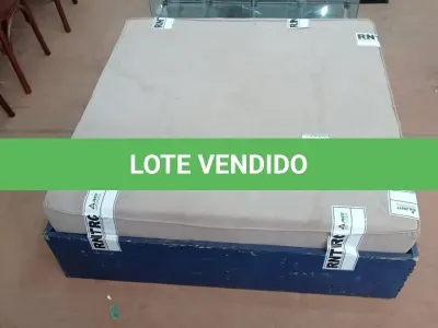 LOTE 551 - 01 PUFF ALMOFADADO COM BASE DE MADEIRA. (NO ESTADO) ATENÇÃO! FAZER A VISITAÇÃO ANTES DE ARREMATAR, NÃO SABEMOS SE FUNCIONA, LEILÃO NÃO TEM GARANTIA E NEM DEVOLUÇÃO, SUJEITO A POSSÍVEIS AVARIAS VISÍVEIS/OCULTAS E/OU AUSÊNCIA DE COMPONENTES.