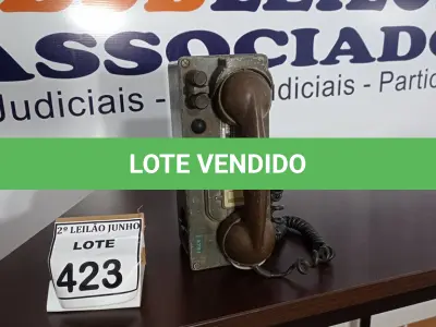 LOTE 423 - 01 TELEFONE ANTIGO. (NO ESTADO) ATENÇÃO! FAZER A VISITAÇÃO ANTES DE ARREMATAR, NÃO SABEMOS SE FUNCIONA, LEILÃO NÃO TEM GARANTIA E NEM DEVOLUÇÃO, SUJEITO A POSSÍVEIS AVARIAS VISÍVEIS/OCULTAS E/OU AUSÊNCIA DE COMPONENTES.