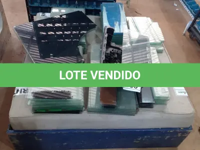 LOTE 550 - 01 LOTE COM GRANDE QUANTIDADE DE VIDROS AVULSOS  PARA VITRINE. (NO ESTADO) ATENÇÃO! FAZER A VISITAÇÃO ANTES DE ARREMATAR, NÃO S ABEMOS SE FUNCIONA, LEILÃO NÃO TEM GARANTIA E NEM DEVOLUÇÃO, SUJEITO A POSSÍVEIS AVARIAS VISÍVEIS/OCULTAS E/OU AUSÊNCIA DE COMPONENTES.