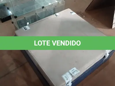 LOTE 403 - 01 PUFF ALMOFADADO COM BASE DE MADEIRA. (NO ESTADO) ATENÇÃO! FAZER A VISITAÇÃO ANTES DE ARREMATAR, NÃO SABEMOS SE FUNCIONA, LEILÃO NÃO TEM GARANTIA E NEM DEVOLUÇÃO, SUJEITO A POSSÍVEIS AVARIAS VISÍVEIS/OCULTAS E/OU AUSÊNCIA DE COMPONENTES.