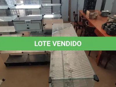 LOTE 240 - 01 VITRINE EXPOSITORA DE VIDRO EM L COM CAIXA. (NO ESTADO) ATENÇÃO! FAZER A VISITAÇÃO ANTES DE ARREMATAR, NÃO SABEMOS SE FUNCIONA, LEILÃO NÃO TEM GARANTIA E NEM DEVOLUÇÃO, SUJEITO A POSSÍVEIS AVARIAS VISÍVEIS/OCULTAS E/OU AUSÊNCIA DE COMPONENTES.