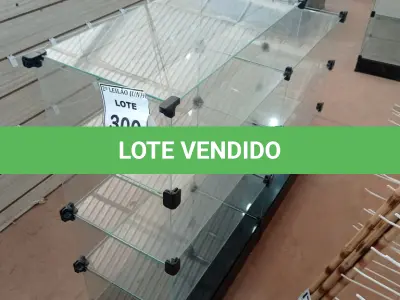 LOTE 300 - 01 VITRINE EXPOSITORA DE VIDRO. (NO ESTADO) ATENÇÃO! FAZER A VISITAÇÃO ANTES DE ARREMATAR, NÃO SABEMOS SE FUNCIONA, LEILÃO NÃO TEM GARANTIA E NEM DEVOLUÇÃO, SUJEITO A POSSÍVEIS AVARIAS VISÍVEIS/OCULTAS E/OU AUSÊNCIA DE COMPONENTES.