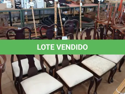 LOTE 414 - 07 CADEIRAS DE MADEIRAS COM ACENTO ALMOFADADA. (NO ESTADO) ATENÇÃO! FAZER A VISITAÇÃO ANTES DE ARREMATAR, NÃO SABEMOS SE FUNCIONA, LEILÃO NÃO TEM GARANTIA E NEM DEVOLUÇÃO, SUJEITO A POSSÍVEIS AVARIAS VISÍVEIS/OCULTAS E/OU AUSÊNCIA DE COMPONENTES.