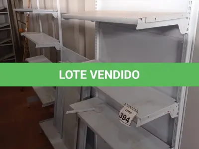 LOTE 394 - 01 GONDOLA EXPOSITORA COM 17 BANDEJAS. (NO ESTADO) ATENÇÃO! FAZER A VISITAÇÃO ANTES DE ARREMATAR, NÃO SABEMOS SE FUNCIONA, LEILÃO NÃO TEM GARANTIA E NEM DEVOLUÇÃO, SUJEITO A POSSÍVEIS AVARIAS VISÍVEIS/OCULTAS E/OU AUSÊNCIA DE COMPONENTES.
