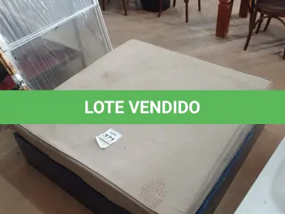 LOTE 371 - 01 PUFF ALMOFADADO COM BASE EM MADEIRA. (NO ESTADO) ATENÇÃO! FAZER A VISITAÇÃO ANTES DE ARREMATAR, NÃO SABEMOS SE FUNCIONA, LEILÃO NÃO TEM GARANTIA E NEM DEVOLUÇÃO, SUJEITO A POSSÍVEIS AVARIAS VISÍVEIS/OCULTAS E/OU AUSÊNCIA DE COMPONENTES.