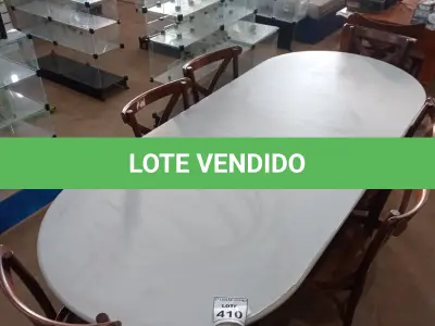LOTE 410 - 01 MESA TAMPO OVAL COM 06 CADEIRAS EM MADEIRA. (NO ESTADO) ATENÇÃO! FAZER A VISITAÇÃO ANTES DE ARREMATAR, NÃO SABEMOS SE FUNCIONA, LEILÃO NÃO TEM GARANTIA E NEM DEVOLUÇÃO, SUJEITO A POSSÍVEIS AVARIAS VISÍVEIS/OCULTAS E/OU AUSÊNCIA DE COMPONENTES.