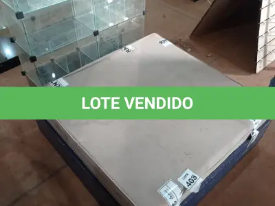 LOTE 403 - 01 PUFF ALMOFADADO COM BASE DE MADEIRA. (NO ESTADO) ATENÇÃO! FAZER A VISITAÇÃO ANTES DE ARREMATAR, NÃO SABEMOS SE FUNCIONA, LEILÃO NÃO TEM GARANTIA E NEM DEVOLUÇÃO, SUJEITO A POSSÍVEIS AVARIAS VISÍVEIS/OCULTAS E/OU AUSÊNCIA DE COMPONENTES.