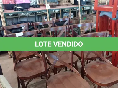 LOTE 416 - 08 CADEIRAS EM MADEIRA. (NO ESTADO) ATENÇÃO! FAZER A VISITAÇÃO ANTES DE ARREMATAR, NÃO SABEMOS SE FUNCIONA, LEILÃO NÃO TEM GARANTIA E NEM DEVOLUÇÃO, SUJEITO A POSSÍVEIS AVARIAS VISÍVEIS/OCULTAS E/OU AUSÊNCIA DE COMPONENTES.