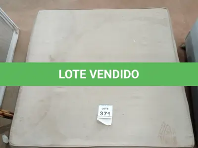 LOTE 371 - 01 PUFF ALMOFADADO COM BASE EM MADEIRA. (NO ESTADO) ATENÇÃO! FAZER A VISITAÇÃO ANTES DE ARREMATAR, NÃO SABEMOS SE FUNCIONA, LEILÃO NÃO TEM GARANTIA E NEM DEVOLUÇÃO, SUJEITO A POSSÍVEIS AVARIAS VISÍVEIS/OCULTAS E/OU AUSÊNCIA DE COMPONENTES.