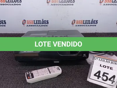 LOTE 454 - 01 PROJETOR MULTIMÍDIA COM CONTROLE 220W MARCA EPSON. (NO ESTADO) ATENÇÃO! FAZER A VISITAÇÃO ANTES DE ARREMATAR, NÃO SABEMOS SE FUNCIONA, LEILÃO NÃO TEM GARANTIA E NEM DEVOLUÇÃO, SUJEITO A POSSÍVEIS AVARIAS VISÍVEIS/OCULTAS E/OU AUSÊNCIA DE COMPONENTES.