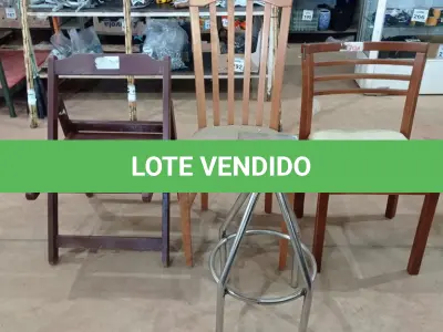 LOTE 427 - 03 CADEIRAS EM MADEIRA MODELOS DIVERSOS E 01 BASE DE BANQUETA. (NO ESTADO) ATENÇÃO! FAZER A VISITAÇÃO ANTES DE ARREMATAR, NÃO SABEMOS SE FUNCIONA, LEILÃO NÃO TEM GARANTIA E NEM DEVOLUÇÃO, SUJEITO A POSSÍVEIS AVARIAS VISÍVEIS/OCULTAS E/OU AUSÊNCIA DE COMPONENTES.