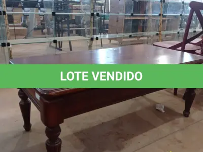 LOTE 421 - 01 MESA DE CENTRO EM MADEIRA MACIÇA. (NO ESTADO) ATENÇÃO! FAZER A VISITAÇÃO ANTES DE ARREMATAR, NÃO SABEMOS SE FUNCIONA, LEILÃO NÃO TEM GARANTIA E NEM DEVOLUÇÃO, SUJEITO A POSSÍVEIS AVARIAS VISÍVEIS/OCULTAS E/OU AUSÊNCIA DE COMPONENTES.