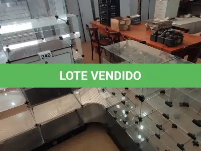 LOTE 240 - 01 VITRINE EXPOSITORA DE VIDRO EM L COM CAIXA. (NO ESTADO) ATENÇÃO! FAZER A VISITAÇÃO ANTES DE ARREMATAR, NÃO SABEMOS SE FUNCIONA, LEILÃO NÃO TEM GARANTIA E NEM DEVOLUÇÃO, SUJEITO A POSSÍVEIS AVARIAS VISÍVEIS/OCULTAS E/OU AUSÊNCIA DE COMPONENTES.