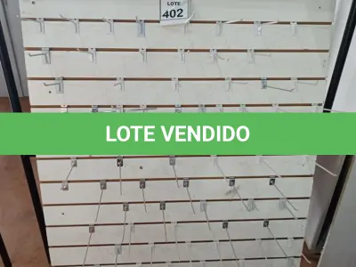 LOTE 402 - 01 PAINEL CANALETADO BRANCO COM GANCHOS DE 1,11M X 1,32M. (NO ESTADO) ATENÇÃO! FAZER A VISITAÇÃO ANTES DE ARREMATAR, NÃO SABEMOS SE FUNCIONA, LEILÃO NÃO TEM GARANTIA E NEM DEVOLUÇÃO, SUJEITO A POSSÍVEIS AVARIAS VISÍVEIS/OCULTAS E/OU AUSÊNCIA DE COMPONENTES.