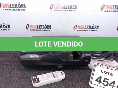 LOTE 454 - 01 PROJETOR MULTIMÍDIA COM CONTROLE 220W MARCA EPSON. (NO ESTADO) ATENÇÃO! FAZER A VISITAÇÃO ANTES DE ARREMATAR, NÃO SABEMOS SE FUNCIONA, LEILÃO NÃO TEM GARANTIA E NEM DEVOLUÇÃO, SUJEITO A POSSÍVEIS AVARIAS VISÍVEIS/OCULTAS E/OU AUSÊNCIA DE COMPONENTES.