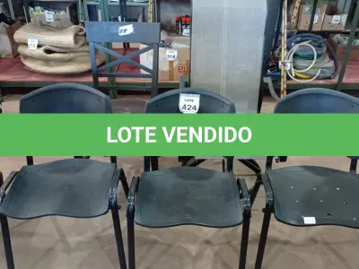 LOTE 424 - 05 CADEIRAS DIVERSAS. (NO ESTADO) ATENÇÃO! FAZER A VISITAÇÃO ANTES DE ARREMATAR, NÃO SABEMOS SE FUNCIONA, LEILÃO NÃO TEM GARANTIA E NEM DEVOLUÇÃO, SUJEITO A POSSÍVEIS AVARIAS VISÍVEIS/OCULTAS E/OU AUSÊNCIA DE COMPONENTES.
