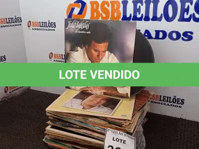 LOTE 383 - 01 LOTE COM GRANDE QUANTIDADE DE DISCOS DE VINIL. (NO ESTADO) ATENÇÃO! FAZER A VISITAÇÃO ANTES DE ARREMATAR, NÃO SABEMOS SE FUNCIONA, LEILÃO NÃO TEM GARANTIA E NEM DEVOLUÇÃO, SUJEITO A POSSÍVEIS AVARIAS VISÍVEIS/OCULTAS E/OU AUSÊNCIA DE COMPONENTES.