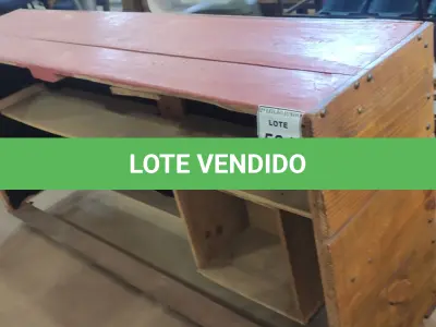 LOTE 524 - 01 BALCÃO EXPOSITOR EM MADEIRA. (NO ESTADO) ATENÇÃO! FAZER A VISITAÇÃO ANTES DE ARREMATAR, NÃO SABEMOS SE FUNCIONA, LEILÃO NÃO TEM GARANTIA E NEM DEVOLUÇÃO, SUJEITO A POSSÍVEIS AVARIAS VISÍVEIS/OCULTAS E/OU AUSÊNCIA DE COMPONENTES.