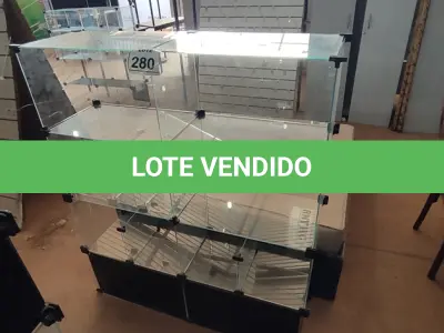 LOTE 280 - 01 VITRINE EXPOSITORA DE VIDRO. (NO ESTADO) ATENÇÃO! FAZER A VISITAÇÃO ANTES DE ARREMATAR, NÃO SABEMOS SE FUNCIONA, LEILÃO NÃO TEM GARANTIA E NEM DEVOLUÇÃO, SUJEITO A POSSÍVEIS AVARIAS VISÍVEIS/OCULTAS E/OU AUSÊNCIA DE COMPONENTES.