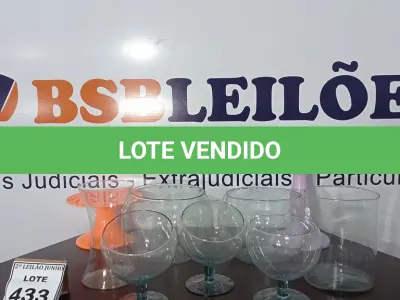 LOTE 433 - 07 JARROS DECORARIVO DE CRISTAL E 02 PRATOS ALTOS PARA BOLO. (NO ESTADO) ATENÇÃO! FAZER A VISITAÇÃO ANTES DE ARREMATAR, NÃO SABEMOS SE FUNCIONA, LEILÃO NÃO TEM GARANTIA E NEM DEVOLUÇÃO, SUJEITO A POSSÍVEIS AVARIAS VISÍVEIS/OCULTAS E/OU AUSÊNCIA DE COMPONENTES.