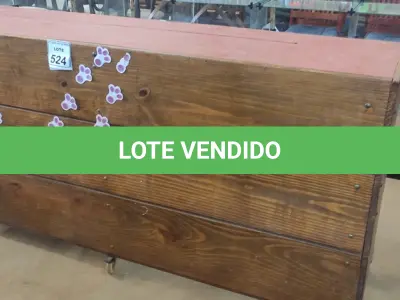 LOTE 524 - 01 BALCÃO EXPOSITOR EM MADEIRA. (NO ESTADO) ATENÇÃO! FAZER A VISITAÇÃO ANTES DE ARREMATAR, NÃO SABEMOS SE FUNCIONA, LEILÃO NÃO TEM GARANTIA E NEM DEVOLUÇÃO, SUJEITO A POSSÍVEIS AVARIAS VISÍVEIS/OCULTAS E/OU AUSÊNCIA DE COMPONENTES.