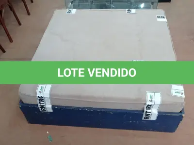 LOTE 551 - 01 PUFF ALMOFADADO COM BASE DE MADEIRA. (NO ESTADO) ATENÇÃO! FAZER A VISITAÇÃO ANTES DE ARREMATAR, NÃO SABEMOS SE FUNCIONA, LEILÃO NÃO TEM GARANTIA E NEM DEVOLUÇÃO, SUJEITO A POSSÍVEIS AVARIAS VISÍVEIS/OCULTAS E/OU AUSÊNCIA DE COMPONENTES.