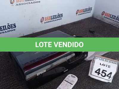 LOTE 454 - 01 PROJETOR MULTIMÍDIA COM CONTROLE 220W MARCA EPSON. (NO ESTADO) ATENÇÃO! FAZER A VISITAÇÃO ANTES DE ARREMATAR, NÃO SABEMOS SE FUNCIONA, LEILÃO NÃO TEM GARANTIA E NEM DEVOLUÇÃO, SUJEITO A POSSÍVEIS AVARIAS VISÍVEIS/OCULTAS E/OU AUSÊNCIA DE COMPONENTES.