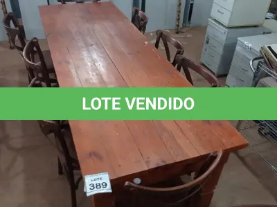 LOTE 389 - 01 MESA EM MADEIRA MACIÇA COM 08 CADEIRAS. (NO ESTADO) ATENÇÃO! FAZER A VISITAÇÃO ANTES DE ARREMATAR, NÃO SABEMOS SE FUNCIONA, LEILÃO NÃO TEM GARANTIA E NEM DEVOLUÇÃO, SUJEITO A POSSÍVEIS AVARIAS VISÍVEIS/OCULTAS E/OU AUSÊNCIA DE COMPONENTES.