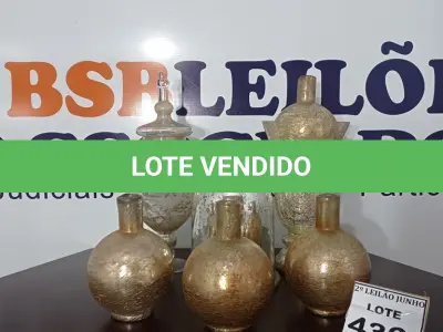 LOTE 432 - 07 JARROS DECORATIVOS DE VIDRO. (NO ESTADO) ATENÇÃO! FAZER A VISITAÇÃO ANTES DE ARREMATAR, NÃO SABEMOS SE FUNCIONA, LEILÃO NÃO TEM GARANTIA E NEM DEVOLUÇÃO, SUJEITO A POSSÍVEIS AVARIAS VISÍVEIS/OCULTAS E/OU AUSÊNCIA DE COMPONENTES.