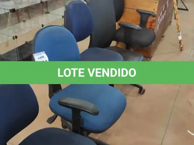 LOTE 521 - 05 CADEIRAS GIRATÓRIAS PARA ESCRITÓRIOS MODELOS DIVERSOS. (NO ESTADO) ATENÇÃO! FAZER A VISITAÇÃO ANTES DE ARREMATAR, NÃO SABEMOS SE FUNCIONA, LEILÃO NÃO TEM GARANTIA E NEM DEVOLUÇÃO, SUJEITO A POSSÍVEIS AVARIAS VISÍVEIS/OCULTAS E/OU AUSÊNCIA DE COMPONENTES.