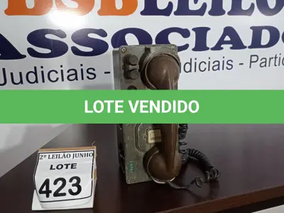 LOTE 423 - 01 TELEFONE ANTIGO. (NO ESTADO) ATENÇÃO! FAZER A VISITAÇÃO ANTES DE ARREMATAR, NÃO SABEMOS SE FUNCIONA, LEILÃO NÃO TEM GARANTIA E NEM DEVOLUÇÃO, SUJEITO A POSSÍVEIS AVARIAS VISÍVEIS/OCULTAS E/OU AUSÊNCIA DE COMPONENTES.