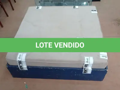 LOTE 551 - 01 PUFF ALMOFADADO COM BASE DE MADEIRA. (NO ESTADO) ATENÇÃO! FAZER A VISITAÇÃO ANTES DE ARREMATAR, NÃO SABEMOS SE FUNCIONA, LEILÃO NÃO TEM GARANTIA E NEM DEVOLUÇÃO, SUJEITO A POSSÍVEIS AVARIAS VISÍVEIS/OCULTAS E/OU AUSÊNCIA DE COMPONENTES.
