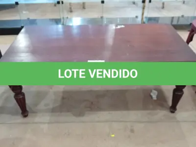 LOTE 421 - 01 MESA DE CENTRO EM MADEIRA MACIÇA. (NO ESTADO) ATENÇÃO! FAZER A VISITAÇÃO ANTES DE ARREMATAR, NÃO SABEMOS SE FUNCIONA, LEILÃO NÃO TEM GARANTIA E NEM DEVOLUÇÃO, SUJEITO A POSSÍVEIS AVARIAS VISÍVEIS/OCULTAS E/OU AUSÊNCIA DE COMPONENTES.