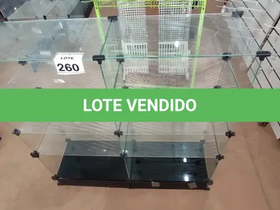 LOTE 260 - 01 VITRINE EXPOSITORA DE VIDRO. (NO ESTADO) ATENÇÃO! FAZER A VISITAÇÃO ANTES DE ARREMATAR, NÃO SABEMOS SE FUNCIONA, LEILÃO NÃO TEM GARANTIA E NEM DEVOLUÇÃO, SUJEITO A POSSÍVEIS AVARIAS VISÍVEIS/OCULTAS E/OU AUSÊNCIA DE COMPONENTES.