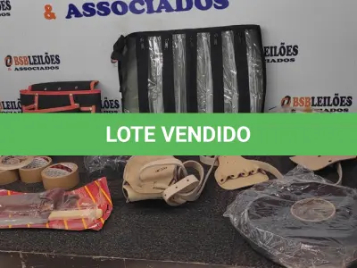 LOTE 518 - 02 FACAS SENDO 01 COM BAINHA, 02 PORTAS FERRAMENTAS, 01 BOLSA PORTA FERRAMENTAS, 02 ROLOS DE VEDAÇÃO, 06 FITAS E 02 PORTAS EMPATE DE 05 DIVISÕES (NO ESTADO) ATENÇÃO! FAZER A VISITAÇÃO ANTES DE ARREMATAR, NÃO SABEMOS SE FUNCIONA, LEILÃO NÃO TEM GARANTIA E NEM DEVOLUÇÃO, SUJEITO A POSSÍVEIS AVARIAS VISÍVEIS/OCULTAS E/OU AUSÊNCIA DE COMPONENTES.