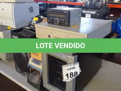 LOTE 188 - 01 ADEGA, 01 CAIXA REGISTRADORA, 01 APARELHO DE SOM, 02 IMPRESSORAS DE ETIQUETAS E PERIFÉRICOS DIVERSOS. (NO ESTADO) ATENÇÃO! FAZER A VISITAÇÃO ANTES DE ARREMATAR, NÃO SABEMOS SE FUNCIONA, LEILÃO NÃO TEM GARANTIA E NEM DEVOLUÇÃO, SUJEITO A POSSÍVEIS AVARIAS VISÍVEIS/OCULTAS E/OU AUSÊNCIA DE COMPONENTES.