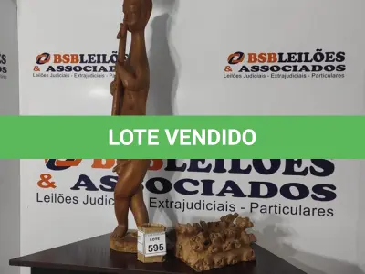 LOTE 595 - 01 ESCULTURA DE MADEIRA COM 1,30M.  (NO ESTADO) ATENÇÃO! FAZER A VISITAÇÃO ANTES DE ARREMATAR, NÃO SABEMOS SE FUNCIONA, LEILÃO NÃO TEM GARANTIA E NEM DEVOLUÇÃO, SUJEITO A POSSÍVEIS AVARIAS VISÍVEIS/OCULTAS E/OU AUSÊNCIA DE COMPONENTES.