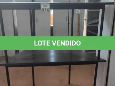 LOTE 572 - 02 MESAS COM TAMPO DE MADEIRA EM FORMA TRAPÉZIO.  (NO ESTADO) ATENÇÃO! FAZER A VISITAÇÃO ANTES DE ARREMATAR, NÃO SABEMOS SE FUNCIONA, LEILÃO NÃO TEM GARANTIA E NEM DEVOLUÇÃO, SUJEITO A POSSÍVEIS AVARIAS VISÍVEIS/OCULTAS E/OU AUSÊNCIA DE COMPONENTES.