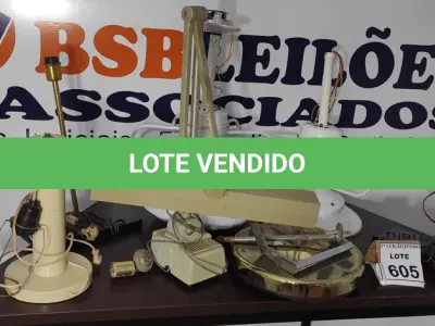 LOTE 605 - 02 VENTILADORES DE TETO, 01 LUMINÁRIA DE MESA, 03 ABAJURES E 01 BASE DE ABAJUR.  (NO ESTADO) ATENÇÃO! FAZER A VISITAÇÃO ANTES DE ARREMATAR, NÃO SABEMOS SE FUNCIONA, LEILÃO NÃO TEM GARANTIA E NEM DEVOLUÇÃO, SUJEITO A POSSÍVEIS AVARIAS VISÍVEIS/OCULTAS E/OU AUSÊNCIA DE COMPONENTES.