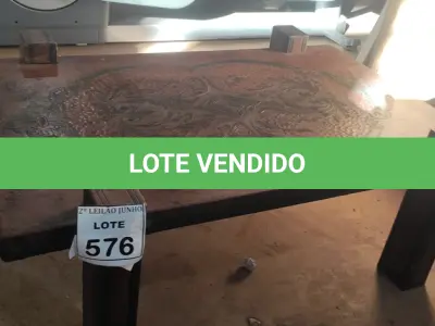 LOTE 576 - 01 MESA DE CENTRO DE MADEIRA COM DECORAÇÃO ENTALHADA.  (NO ESTADO) ATENÇÃO! FAZER A VISITAÇÃO ANTES DE ARREMATAR, NÃO SABEMOS SE FUNCIONA, LEILÃO NÃO TEM GARANTIA E NEM DEVOLUÇÃO, SUJEITO A POSSÍVEIS AVARIAS VISÍVEIS/OCULTAS E/OU AUSÊNCIA DE COMPONENTES.