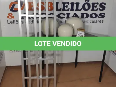 LOTE 590 - 03 GRADES DE FERRO E 03 VASOS DECORATIVOS.  (NO ESTADO) ATENÇÃO! FAZER A VISITAÇÃO ANTES DE ARREMATAR, NÃO SABEMOS SE FUNCIONA, LEILÃO NÃO TEM GARANTIA E NEM DEVOLUÇÃO, SUJEITO A POSSÍVEIS AVARIAS VISÍVEIS/OCULTAS E/OU AUSÊNCIA DE COMPONENTES.