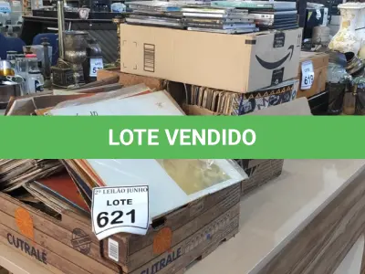 LOTE 621 - 01 LOTE COM GRANDE QUANTIDADE DE DISCOS DE VINIL, CD E DVD.  (NO ESTADO) ATENÇÃO! FAZER A VISITAÇÃO ANTES DE ARREMATAR, NÃO SABEMOS SE FUNCIONA, LEILÃO NÃO TEM GARANTIA E NEM DEVOLUÇÃO, SUJEITO A POSSÍVEIS AVARIAS VISÍVEIS/OCULTAS E/OU AUSÊNCIA DE COMPONENTES.