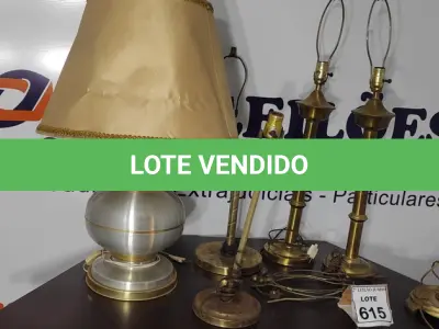 LOTE 615 - 06 ABAJURES SEM 01 COM CÚPULA.  (NO ESTADO) ATENÇÃO! FAZER A VISITAÇÃO ANTES DE ARREMATAR, NÃO SABEMOS SE FUNCIONA, LEILÃO NÃO TEM GARANTIA E NEM DEVOLUÇÃO, SUJEITO A POSSÍVEIS AVARIAS VISÍVEIS/OCULTAS E/OU AUSÊNCIA DE COMPONENTES.