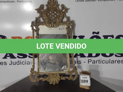 LOTE 589 - 01 ESPELHO EMOLDURADO COM LUMINÁRIAS.  (NO ESTADO) ATENÇÃO! FAZER A VISITAÇÃO ANTES DE ARREMATAR, NÃO SABEMOS SE FUNCIONA, LEILÃO NÃO TEM GARANTIA E NEM DEVOLUÇÃO, SUJEITO A POSSÍVEIS AVARIAS VISÍVEIS/OCULTAS E/OU AUSÊNCIA DE COMPONENTES.