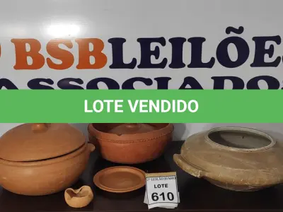 LOTE 610 - 02 PANELAS DE BARRO COM TAMPA, 01 PANELA DE MÁRMORE, 02 CINZEIROS DE BARRO E 01 PRATO DE BARRO.  (NO ESTADO) ATENÇÃO! FAZER A VISITAÇÃO ANTES DE ARREMATAR, NÃO SABEMOS SE FUNCIONA, LEILÃO NÃO TEM GARANTIA E NEM DEVOLUÇÃO, SUJEITO A POSSÍVEIS AVARIAS VISÍVEIS/OCULTAS E/OU AUSÊNCIA DE COMPONENTES.